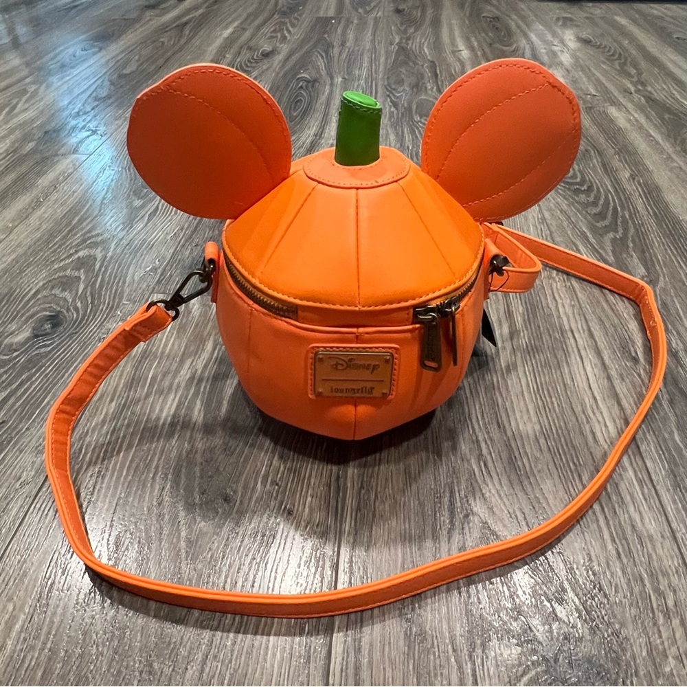 NWT! Official Disney Loungefly Mickey Pumpkin Crossbody bag - Picture 6 of 7
